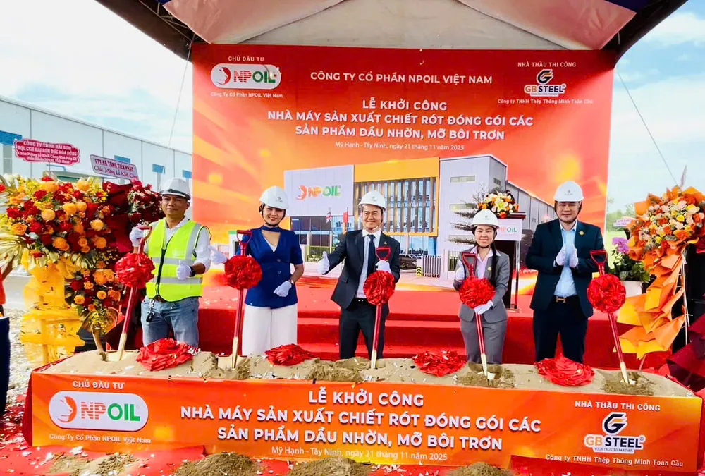 Lễ khởi công diễn ra vào ngày 21-11-2015.