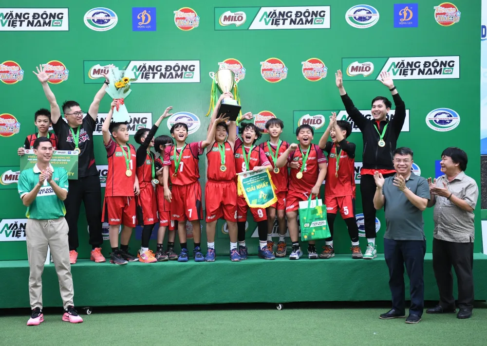 Ban tổ chức trao Cúp vô địch cho đội nam trường Tiểu học Vinschool Times City