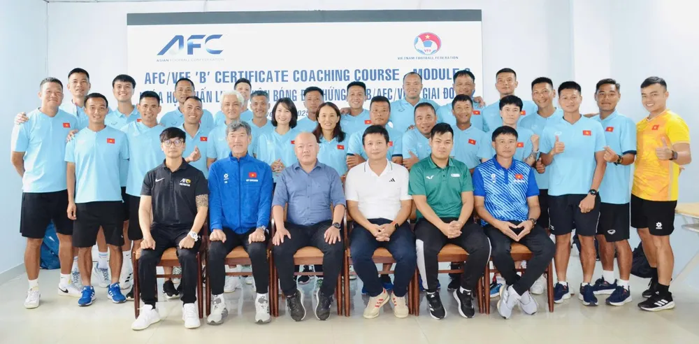 Ban tổ chức chụp ảnh lưu niệm cùng các học viên.