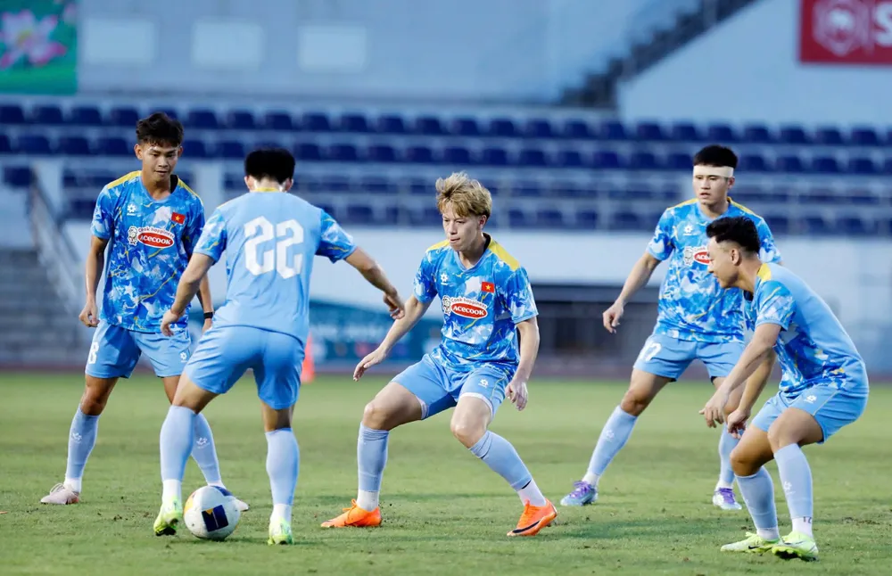 U22 Việt Nam trên sân tập vào chiều 26-11 tại Bà Rịa. Ảnh: ANH KHOA
