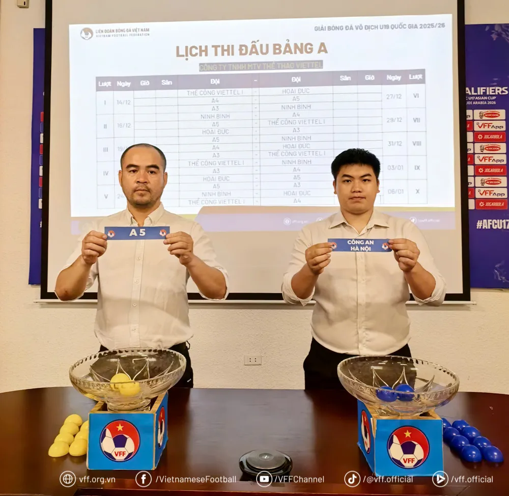 Đại diện LĐBĐ Việt Nam trong phần bốc thăm chia bảng cho 27 đội tham dự.