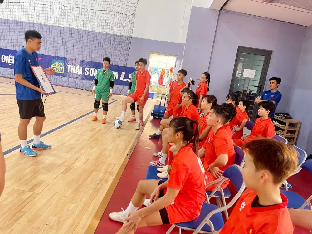 Đội tuyển futsal nữ Việt Nam tiếp tục chương trình tập luyện khi về đến TPHCM sau chuyến tập huấn tại Trung Quốc.