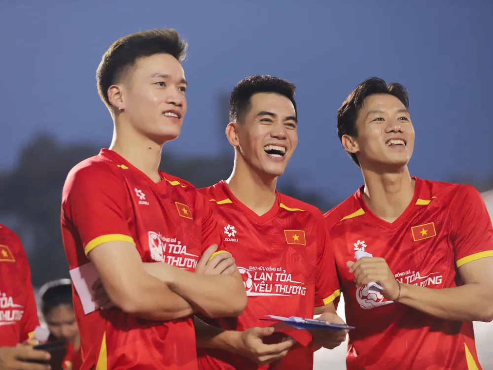 Hoàng Đức cùng Ngọc Hải, Tiến Linh tại sự kiện thiện nguyện mới đây trên sân Thống Nhất.