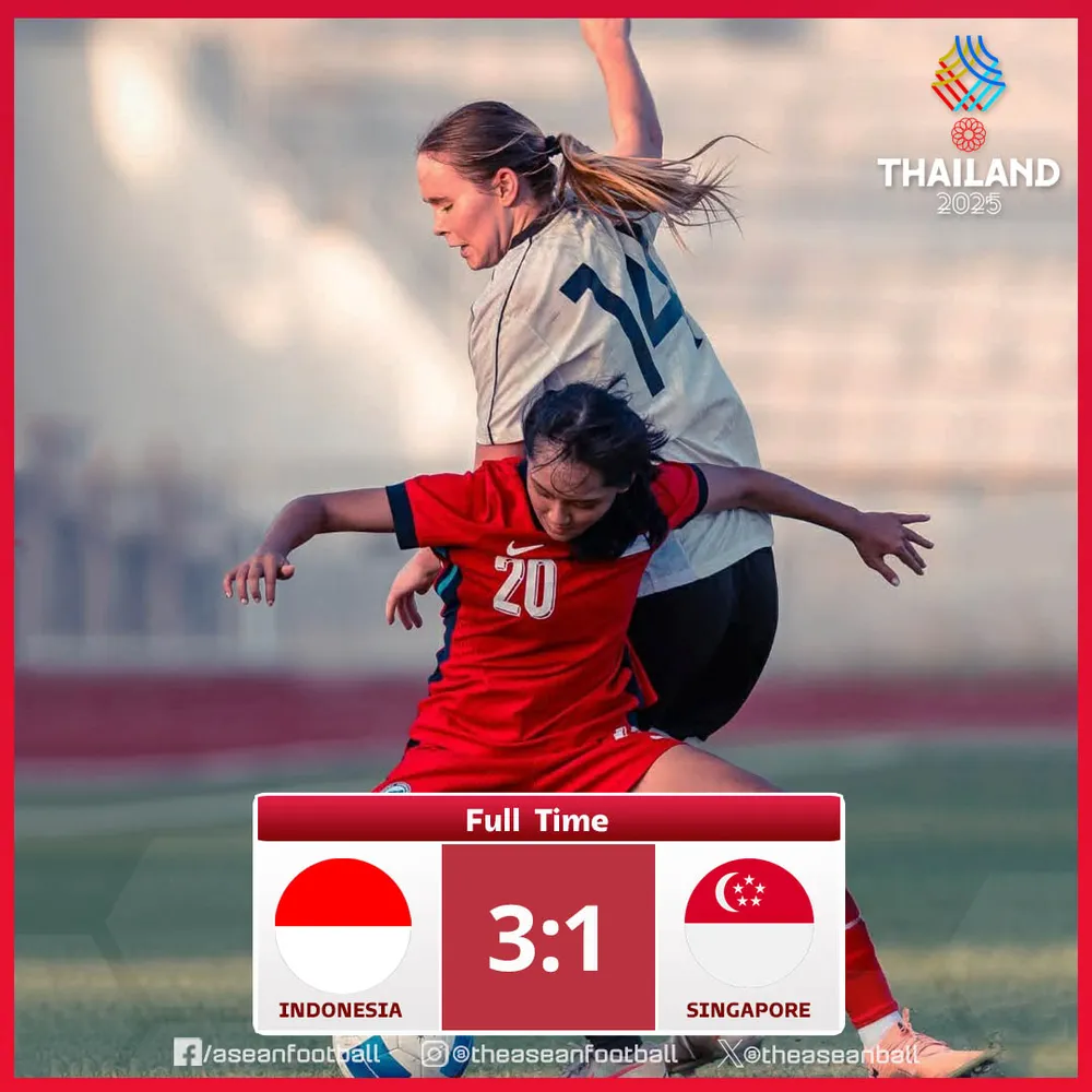 Indonesia (áo trắng) có chiến thắng thuyết phục trước Singapore.