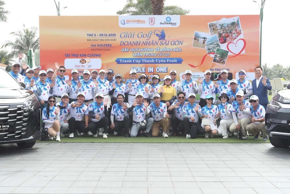 Cac golfer háo hức trước giờ tranh tài.JPG