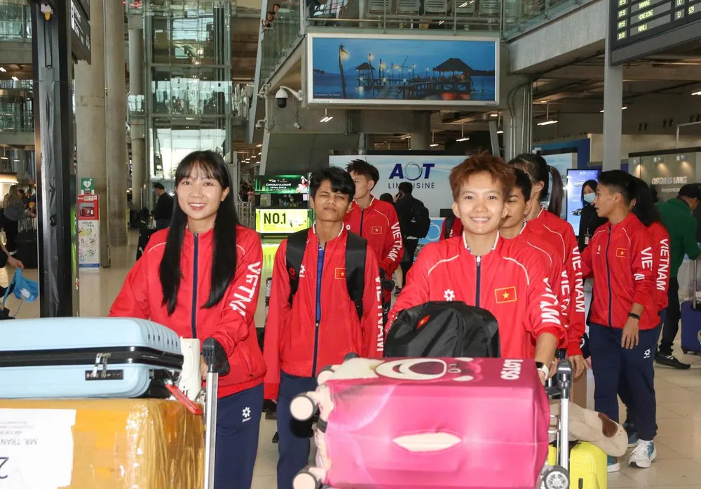 Các cầu thủ khi đến sân bay quốc tế Suvarnabhumi