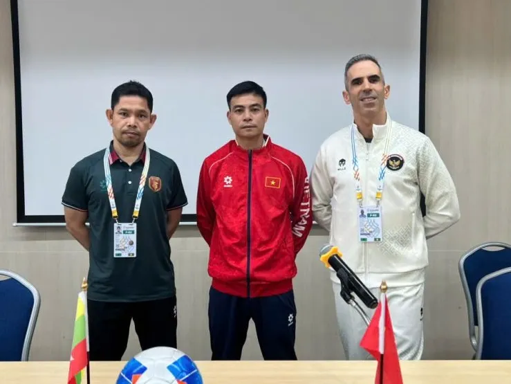 HLV Nguyễn Đình Hoàng (giữa) cùng HLV hai đội tuyển futsal nữ Indonesia và Myanmar tại buổi họp báo.