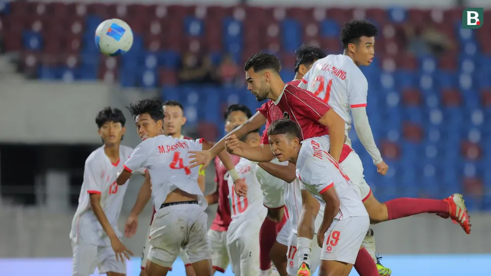 Jens Raven tỏa sáng với 2 bàn thắng vào cuối trận nhưng không thể cứu vãn tình thế cho Indonesia. Ảnh: Bola