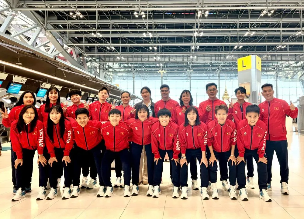 Những nhà đương kim vô địch futsal nữ SEA Games rạng ngời trong ngày về.