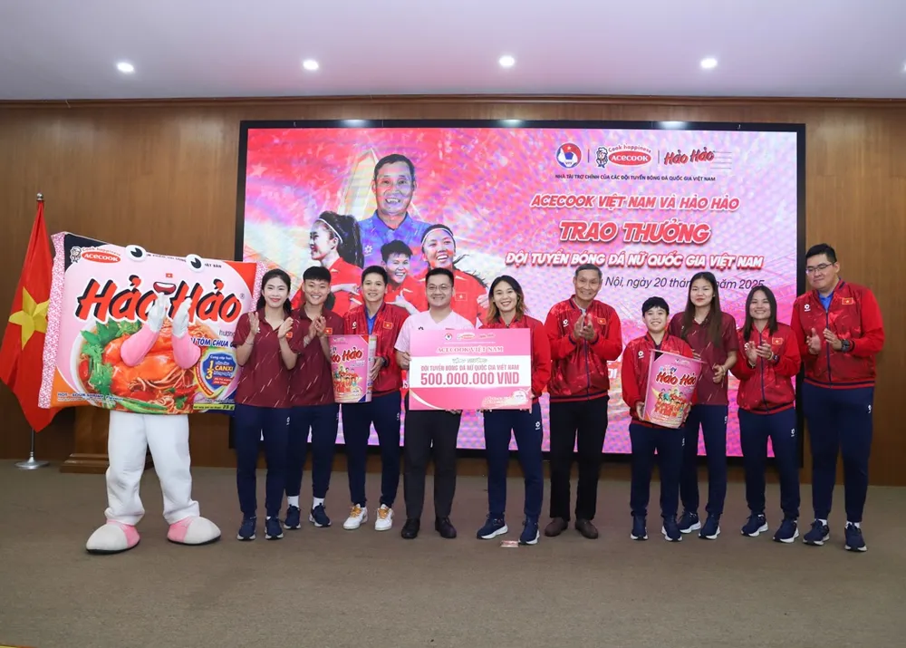 Đội tuyển nữ Việt Nam được nhà tài trợ Acecook và Hảo Hảo thưởng 500 triệu đồng ngay sau khi về nước.