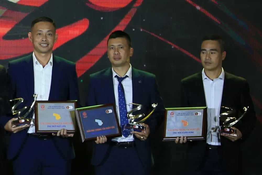 Trọng tài Ngô Duy Lân (bìa trái)