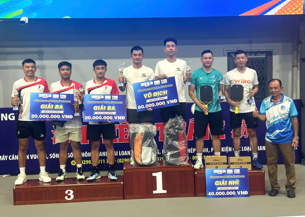 Ban tổ chức trao thưởng cho các VĐV đoạt giải.