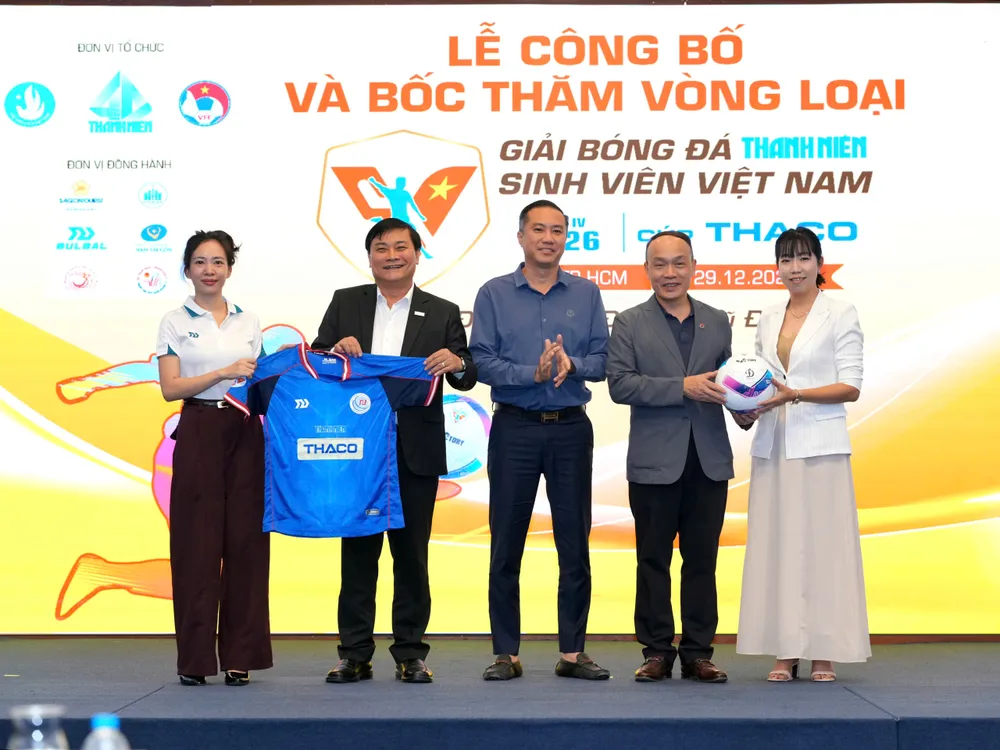 Tổng biên tập Báo Thanh Niên Nguyễn Ngọc Toàn - Trưởng ban Tổ chức giải (thứ hai từ trái qua), Phó chủ tịch VFF Nguyễn Xuân Vũ (giữa) và Tổng thư ký VFF Nguyễn Văn Phú (thứ hai từ phải qua) cùng đại diện các đơn vị tài trợ.