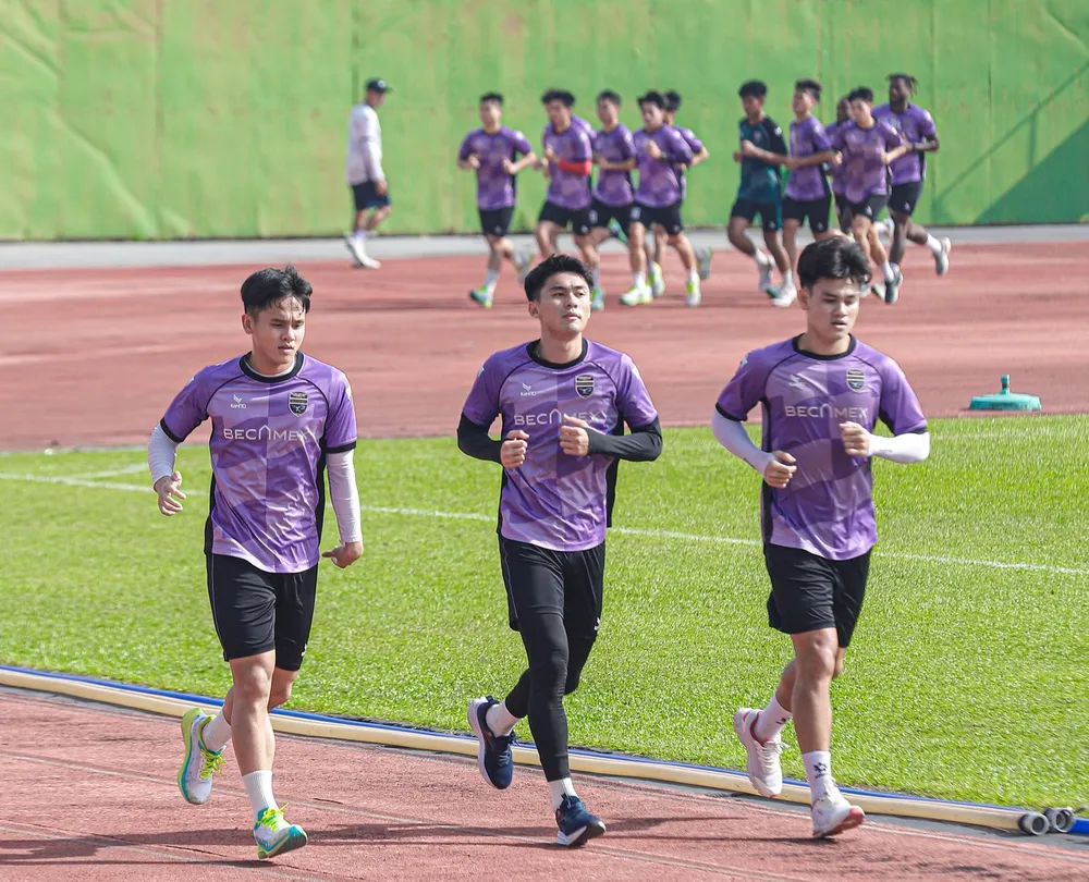 Hồ Tấn Tài (bìa phải) đã sẵn sàng để trở lại sân cỏ sau 1 năm điều trị chấn thương.