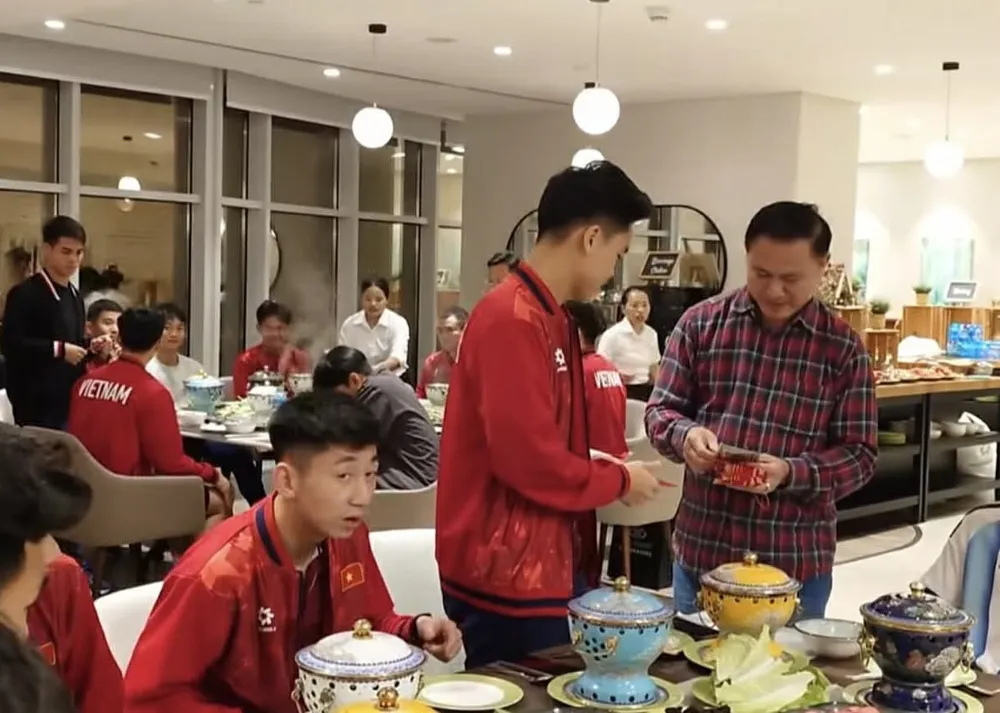 Ông Trần Anh Tú đến chúc mừng năm mới và trao bao lì xì đến từng thành viên đội U23 Việt Nam.