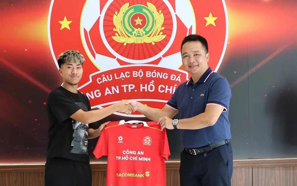 Lãnh đạo CLB Công an TPHCM trao áo thi đấu cho Đăng Khoa tại lễ ký hợp đồng sáng 4-1. Ảnh: ĐÌNH VIÊN