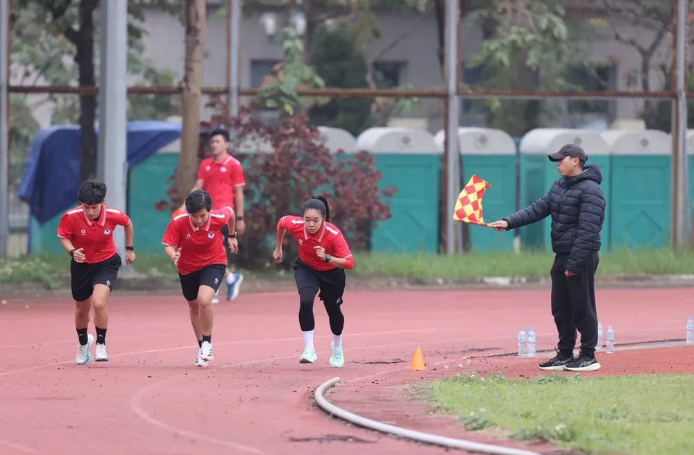 Các trọng tài nữ tiến hành kiểm tra thể lực