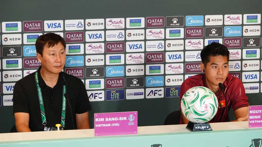 Hiểu Minh cùng HLV Kim Sang-sik tham dự họp báo sau trận đấu. Ảnh: TED TRẦN