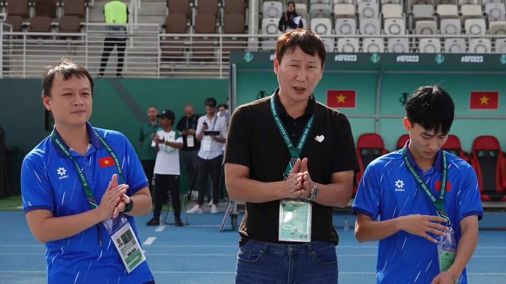 HLV Kim Sang-sik cùng U23 Việt Nam có màn khởi đầu thuận lợi. Ảnh: TED TRẦN