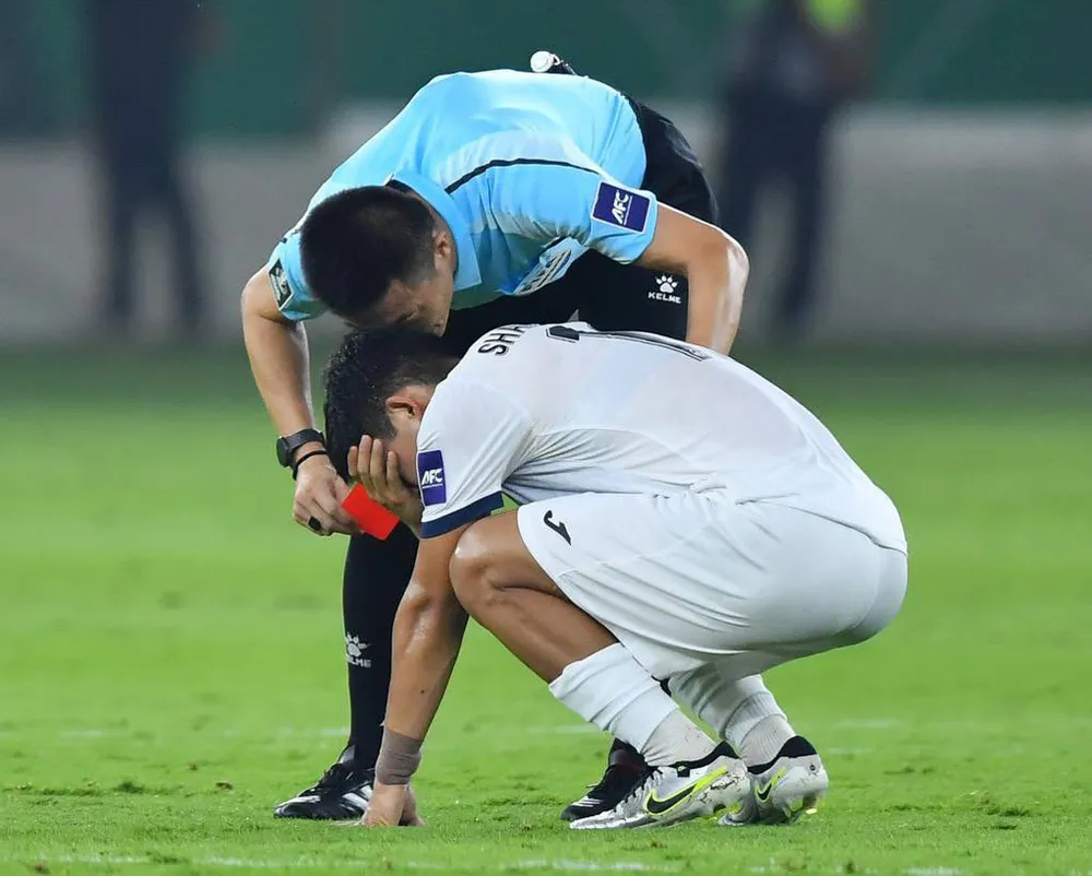 Kyrgyzstan sớm bất lợi về người khi Sharshenbekov lãnh thẻ đỏ vào phút 34. Ảnh: AFC