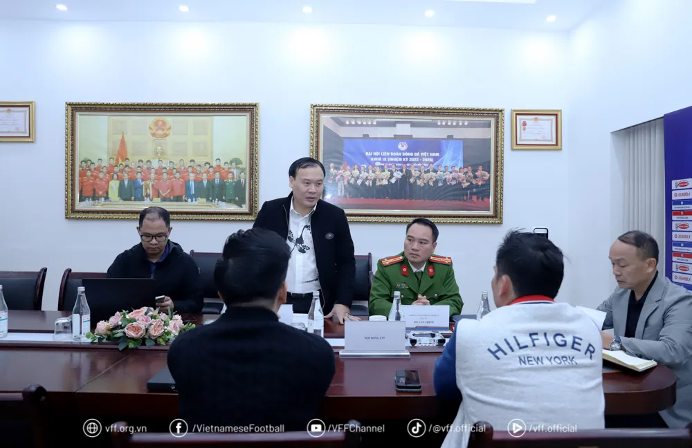 Tổng thư ký VFF Nguyễn Văn Phú (bài phải) chủ trì buổi làm việc.