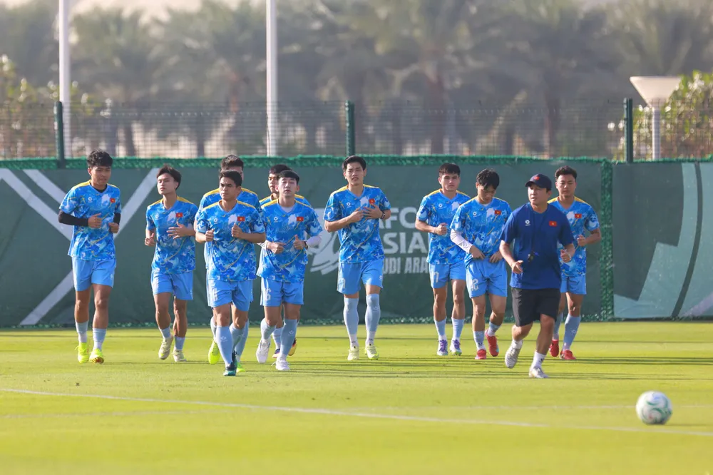 Các cầu thủ chủ yếu tập nhẹ, phục hồi sau trận ra quân trước đó 1 ngày. Ảnh: TED TRẦN