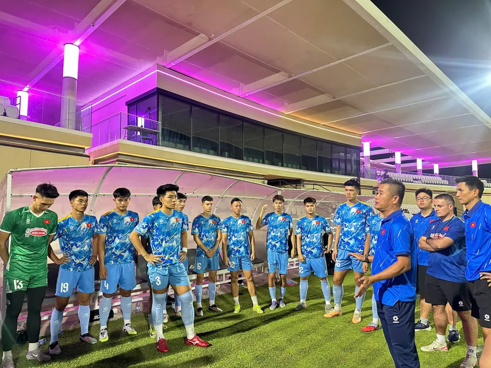 Ông Đinh Hồng Vinh trong giai đoạn làm quyền HLV đội U23 Việt Nam khi HLV Kim Sang-sik tập trung ở đội tuyển Việt Nam.