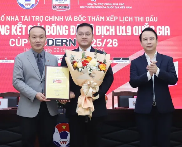 Tổng thư ký VFF Nguyễn Văn Phú trao hoa và kỷ niệm chương đến đại diện nhà tài trợ Acecook Việt Nam tại buổi họp báo.