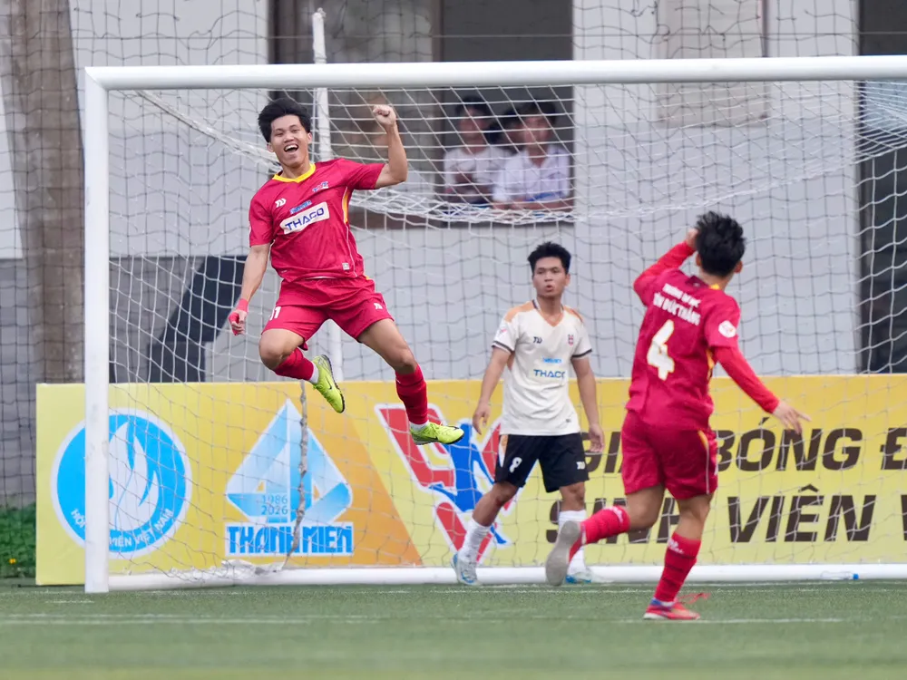 Trường Đại học Tôn Đức Thắng (áo đỏ) thắng đậm với tỷ số 6-0 trước Trường Đại học Ngân hàng TPHCM. Ảnh: ĐỘC LẬP