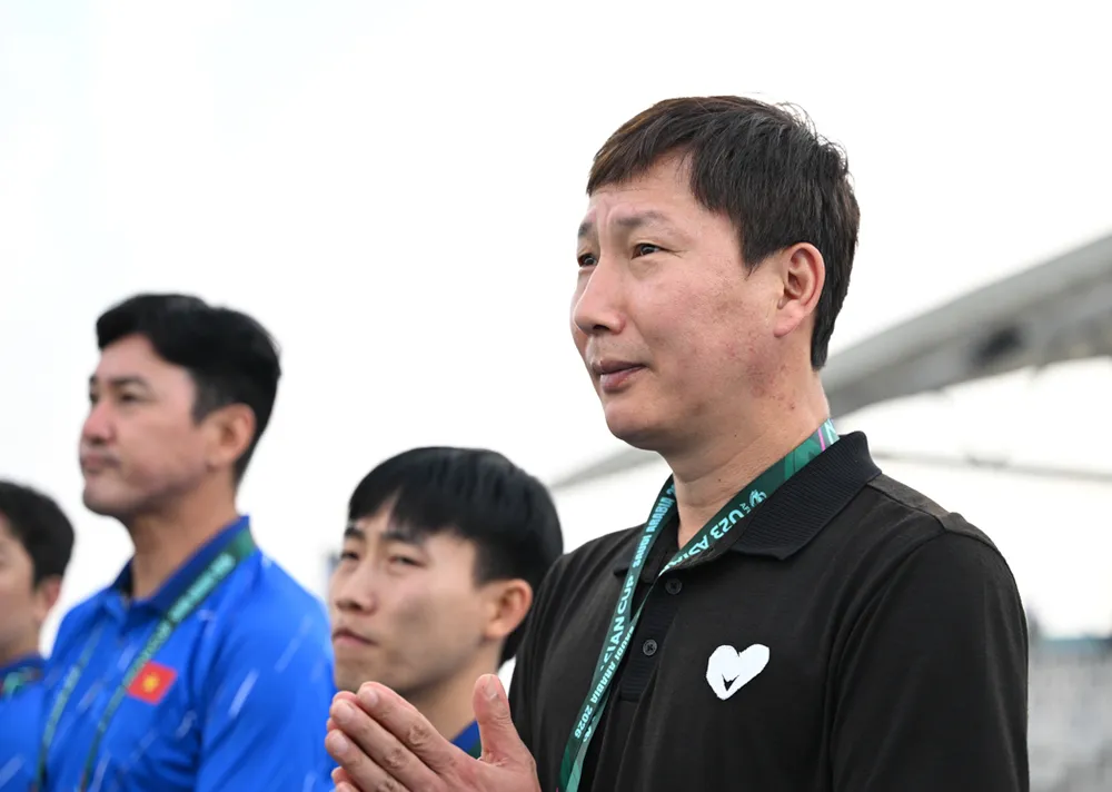 HLV Kim Sang-sik cùng các học trò tiếp tục hành trình ấn tượng tại VCK U23 châu Á 2026.