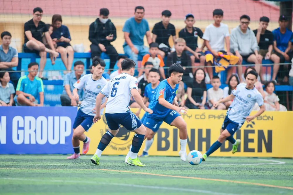 Nông Cống FC (áo xanh) giành Cúp vô địch mùa giải 2025-2026.