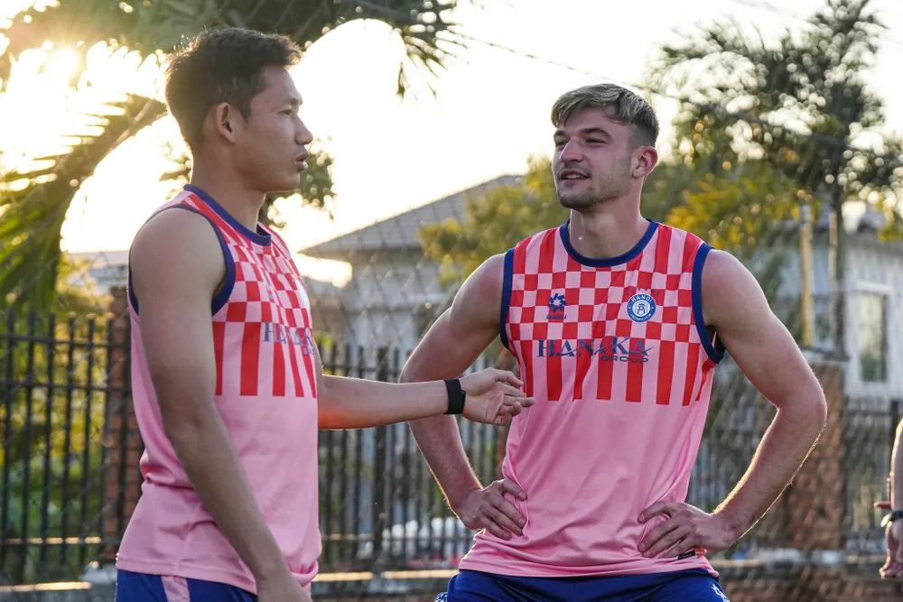 David Fisher (bên phải) đang cùng Hà Nội FC tập huấn tại Thái Lan.