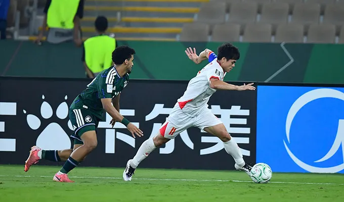 Tốc độ của Văn Khang đem lại những "miếng đánh" đầy uy lực từ hai biên. Ảnh: TED TRẦN