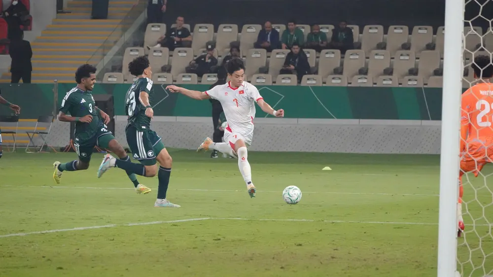 Pha tuôn bóng nhanh và kết thúc bằng cú dứt điểm chuẩn xác ghi bàn của Đình Bắc.