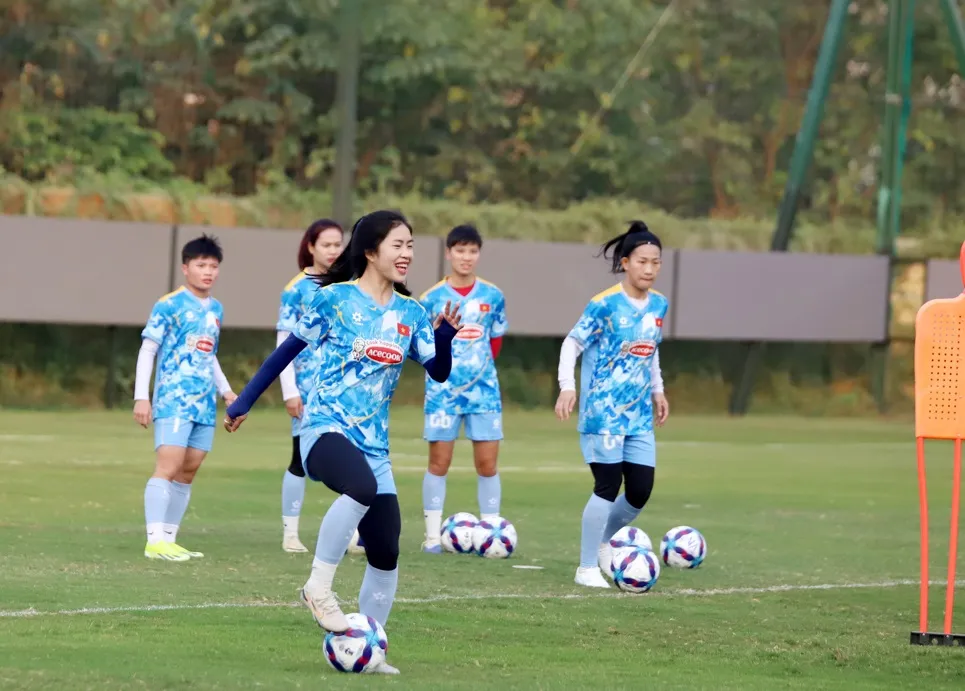 Thanh Nhã cùng các đồng đội trên sân tập ngày 14-1