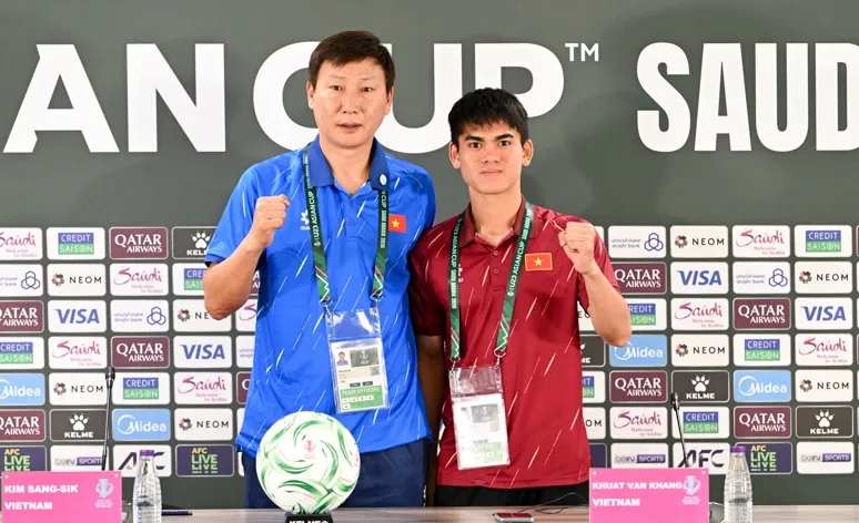 HLV Kim Sang-sik cùng thủ quân Khuất Văn Khang tại buổi họp báo.