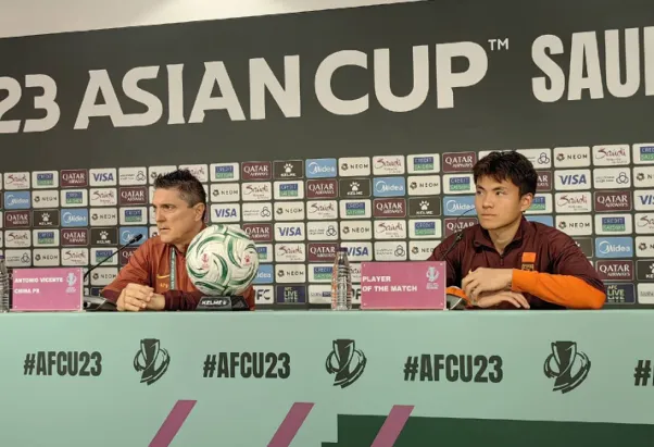 HLV Antonio Puche (bên trái)