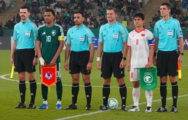 Trọng tài Alexander George King (thứ ba từ trái sang). Ảnh: TED TRẦN