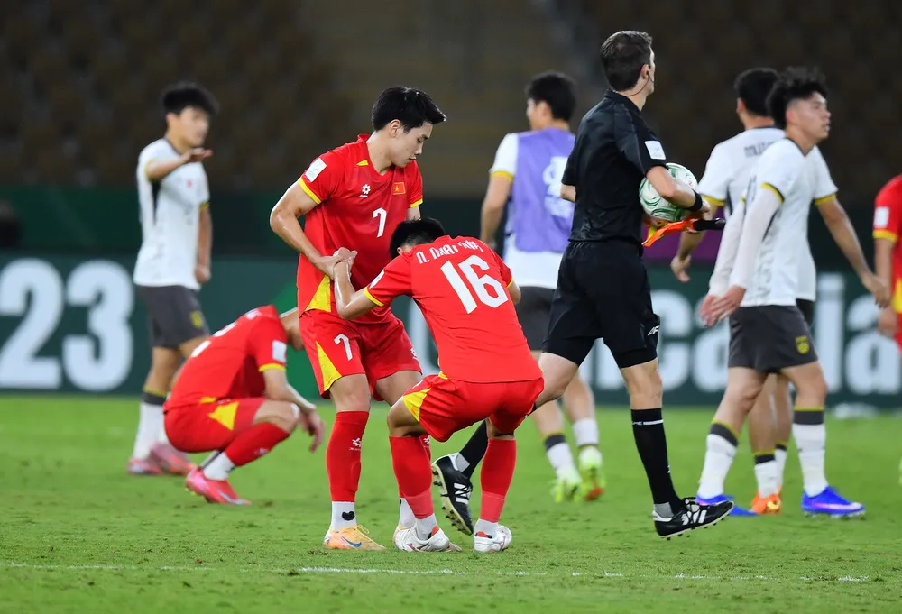 Đình Bắc đến động viên đồng đội sau trận đấu. Ảnh: AFC