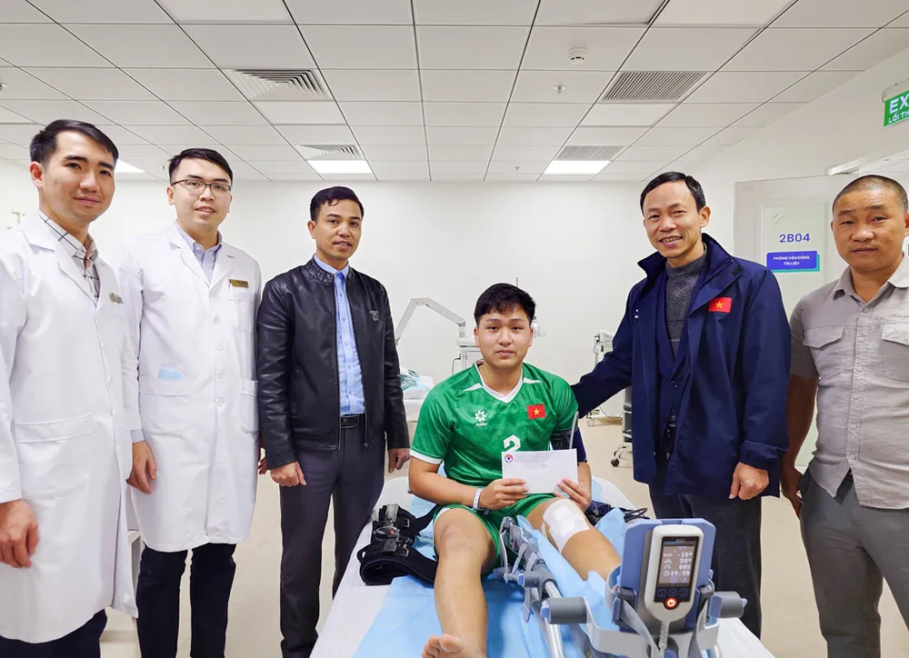 Ông Nguyễn Minh Châu thăm hỏi thủ môn Nguyễn Văn Lực sau ca phẫu thuật.