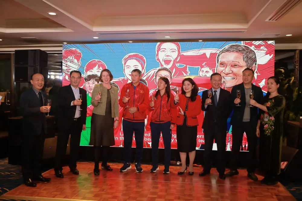 Đại diện Đại sứ quán Australia cùng lãnh đạo VFF, HLV Mai Đức Chung và thủ quân Huỳnh Như tại buổi tiệc.