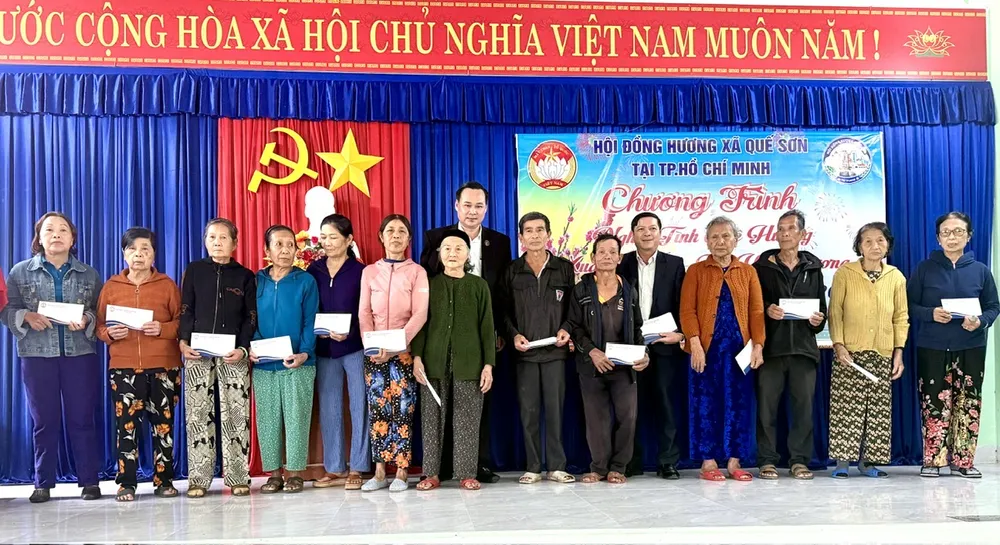 Những phần quà Tết ấm áp được gởi đến các gia đình có hoàn cảnh khó khăn khăn tại chương trình.