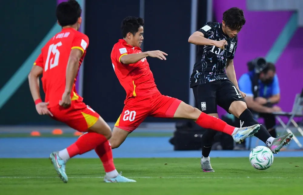 U23 Hàn Quốc bế tắc trước lối chơi lăn xả và tinh thần cao của các cầu thủ trẻ Việt Nam. Ảnh: AFC