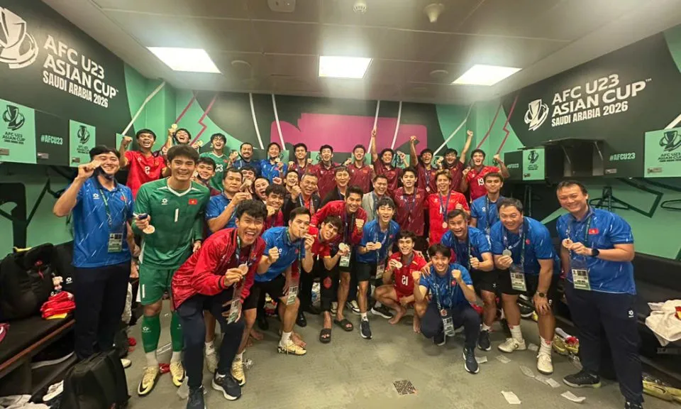 Lãnh đạo VFF cùng toàn đội vui mừng với tấm Huy chương Đồng U23 châu Á 2026.
