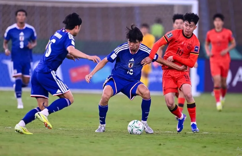 U23 Nhật Bản (áo xanh) thắng cách biệt 4-0 trước U23 Trung Quốc trong trận chung kết. Ảnh: AFC