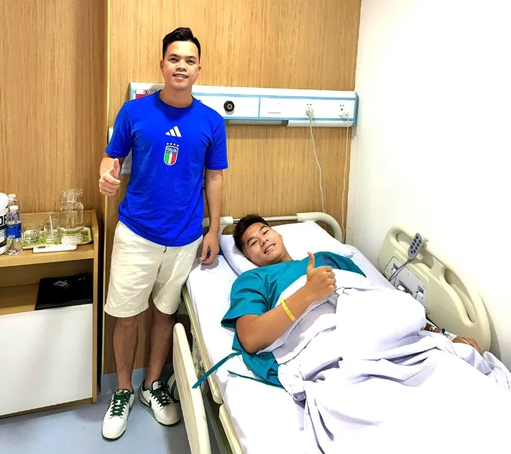 Bác sĩ đội tuyển Việt Nam, ông Trần Huy Thọ bên cạnh Hiểu Minh tại bệnh viện.