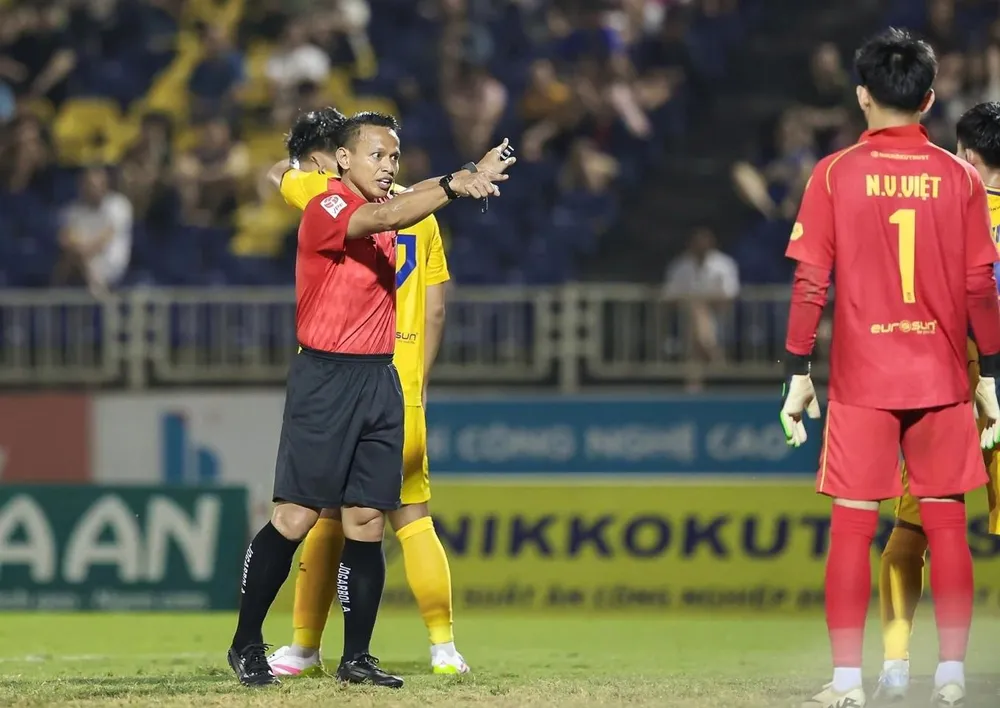 Trọng tài Malaysia Joffri Bin Ali (trái). Ảnh: VPF