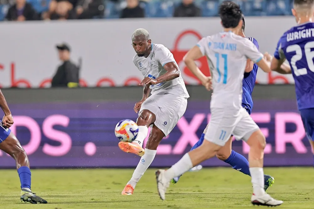 Cesar ghi bàn mở tỷ số cho Nam Định. Ảnh: QUANG DƯƠNG