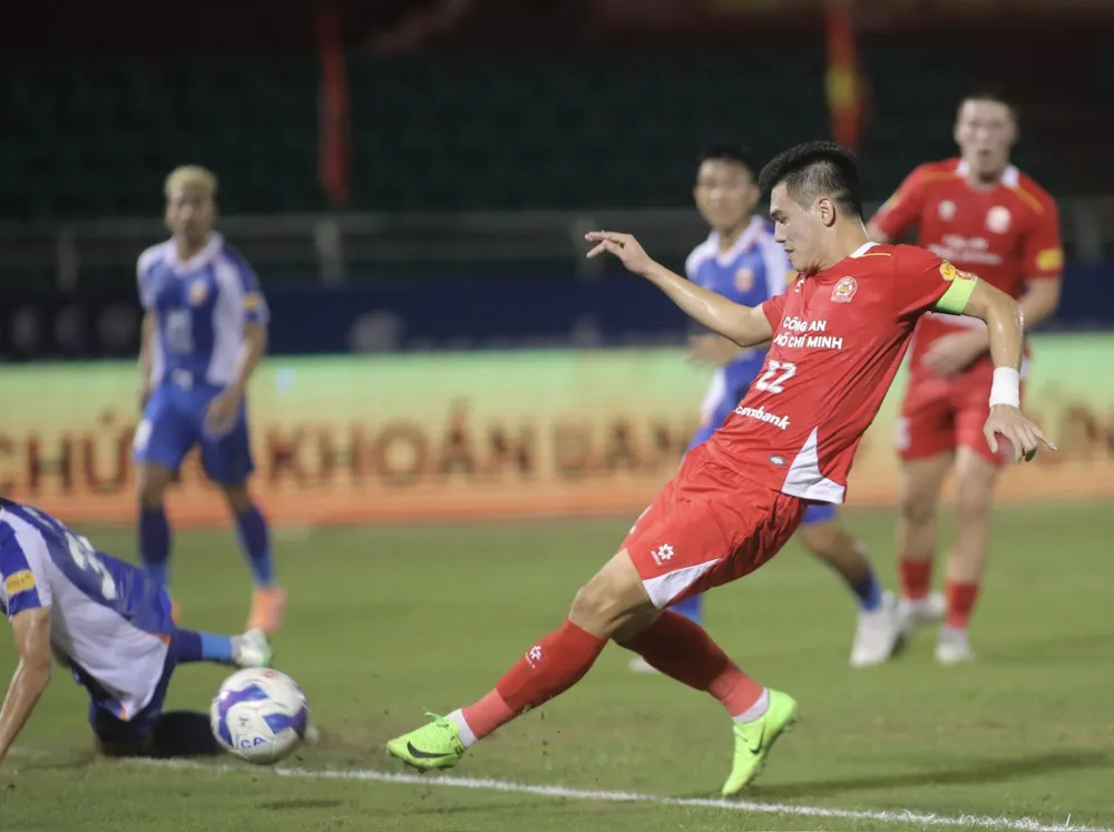 Tiến Linh và các đồng đội hướng đến mục tiêu giành 3 điểm trước PVF. Ảnh: ĐÌNH VIÊN