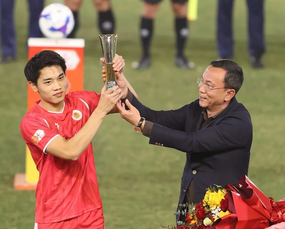 Chủ tịch VFF Trần Quốc Tuấn trao Giải Vua phá lưới VCK U23 châu Á 2026 cho Nguyễn Đình Bắc.